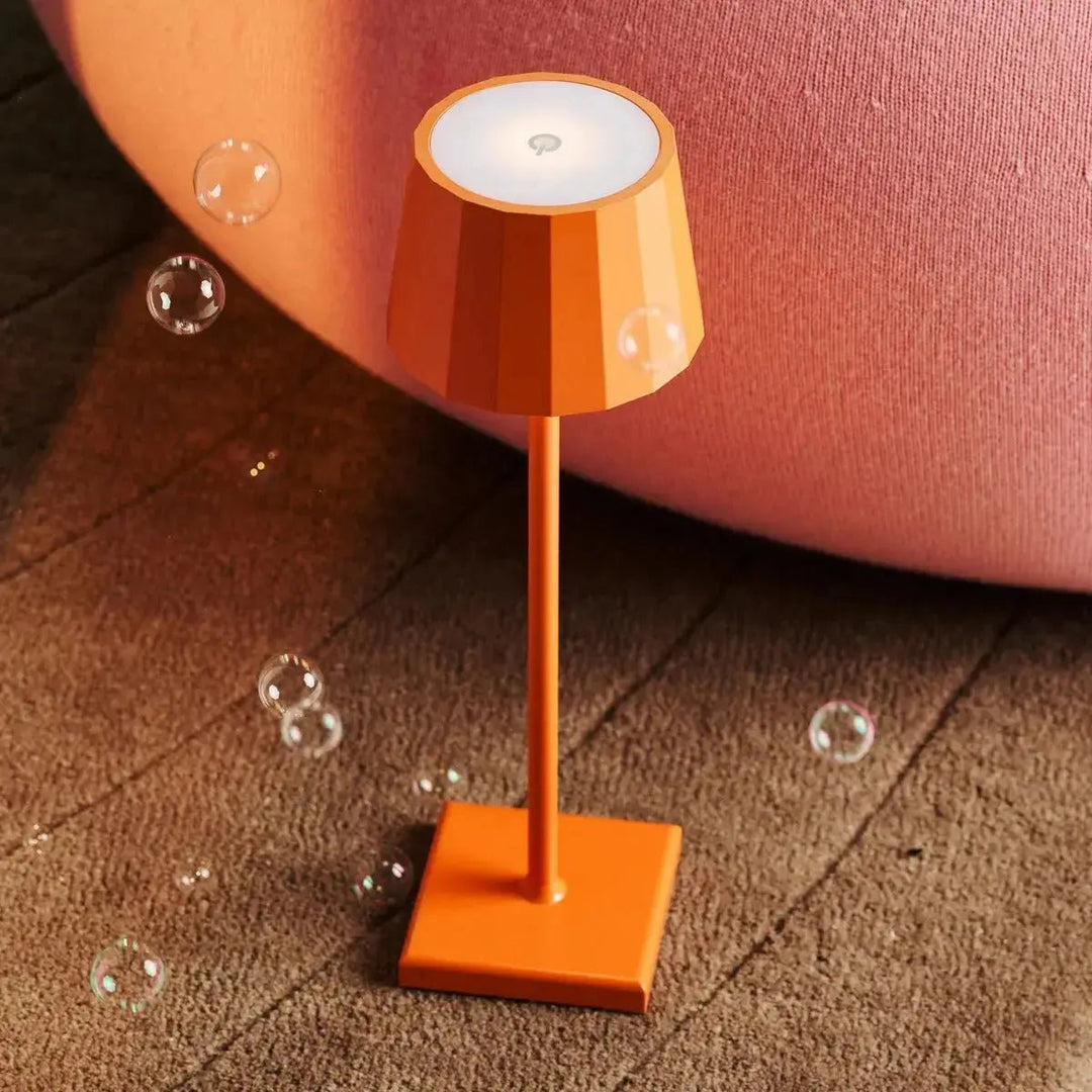 Combi Set Professional-8 x Wouter Blossom Orange Oplaadbare tafellampen & 1 x Central Station draadloos oplaadstation met Qi-Technology-Perfect voor restaurants, gastvrijheid en hotels