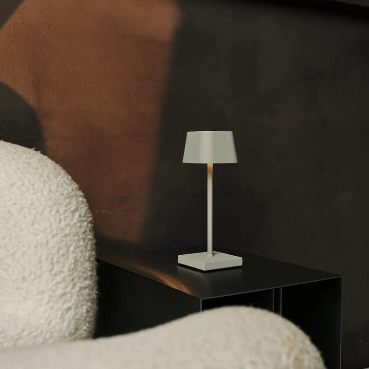 Sarphati Mini Shadow Gray Dordeloze tafellamp perfect voor de horeca -industrie - draadloos oplaadbaar via laadstation, dimbare lamp en 3 lichtmodi