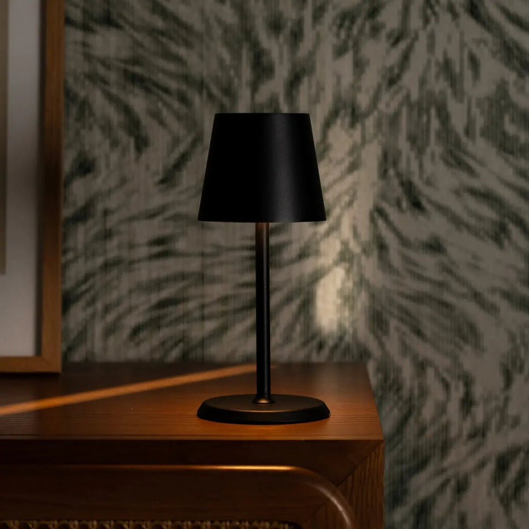 James Black oplaadbare ijzeren tafellamp – draadloos, dimbaar en elegant