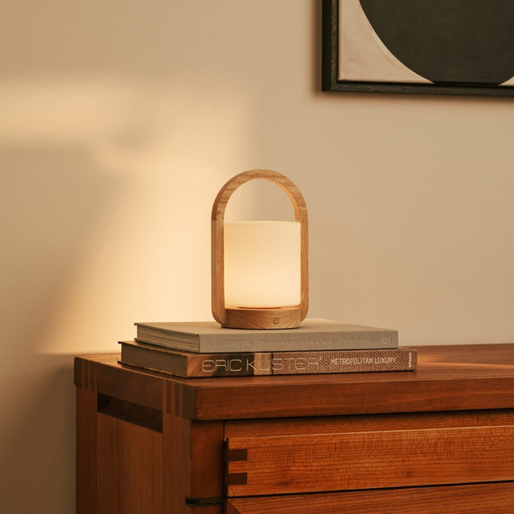 George lichtbruine houten oplaadbare lamp gecombineerd met matglas en een handvat