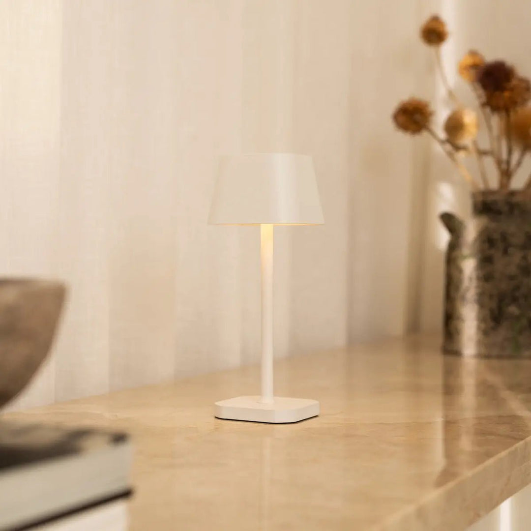 Ava witte oplaadbare tafellamp – stijlvolle, draadloze en dimbare verlichting