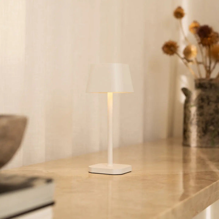 Ava witte oplaadbare tafellamp – stijlvolle, draadloze en dimbare verlichting