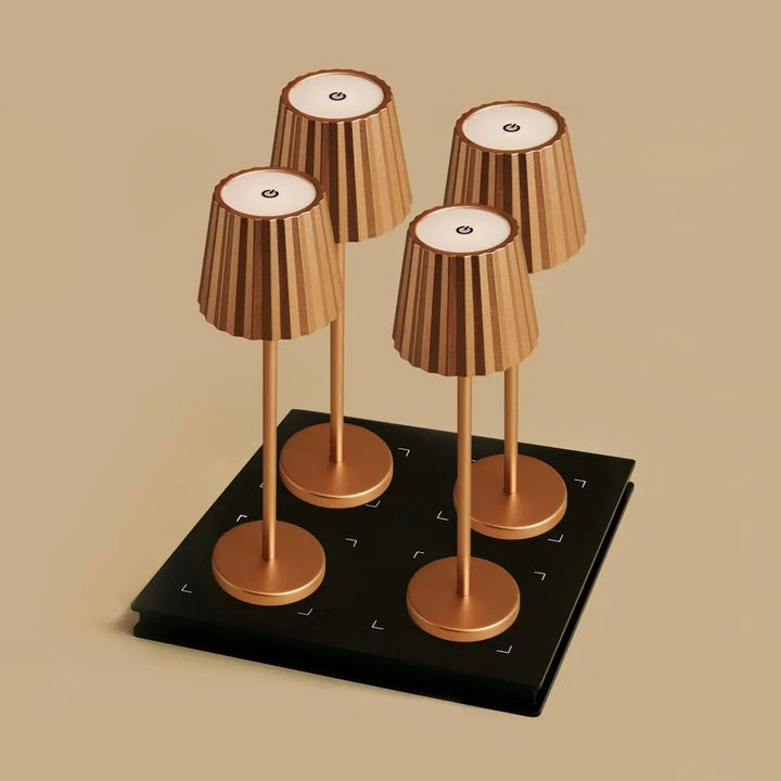 Combi Set Professional-4 x Maya koper oplaadbare tafellampen en 1 x Amstel draadloos laadstation met qi-technologie-perfect voor restaurants, gastvrijheid en hotels