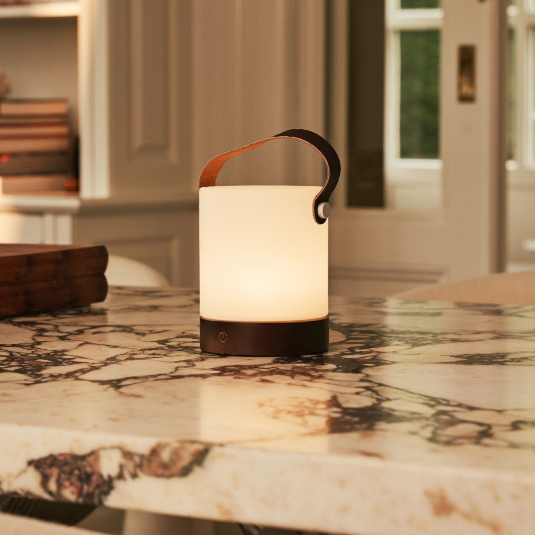 Avery donkerbruine oplaadbare houten tafellamp – draadloos en dimbaar met leren band