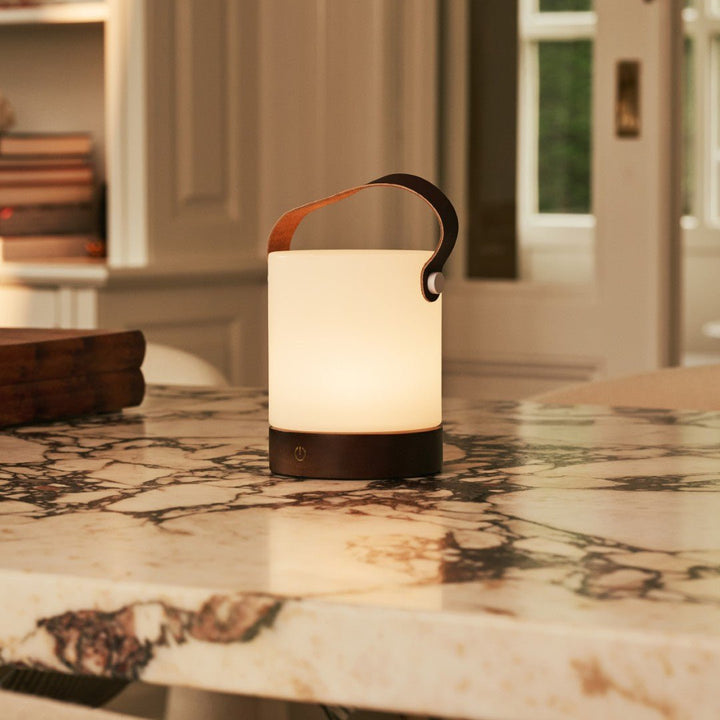 Avery donkerbruine oplaadbare houten tafellamp – draadloos en dimbaar met leren band