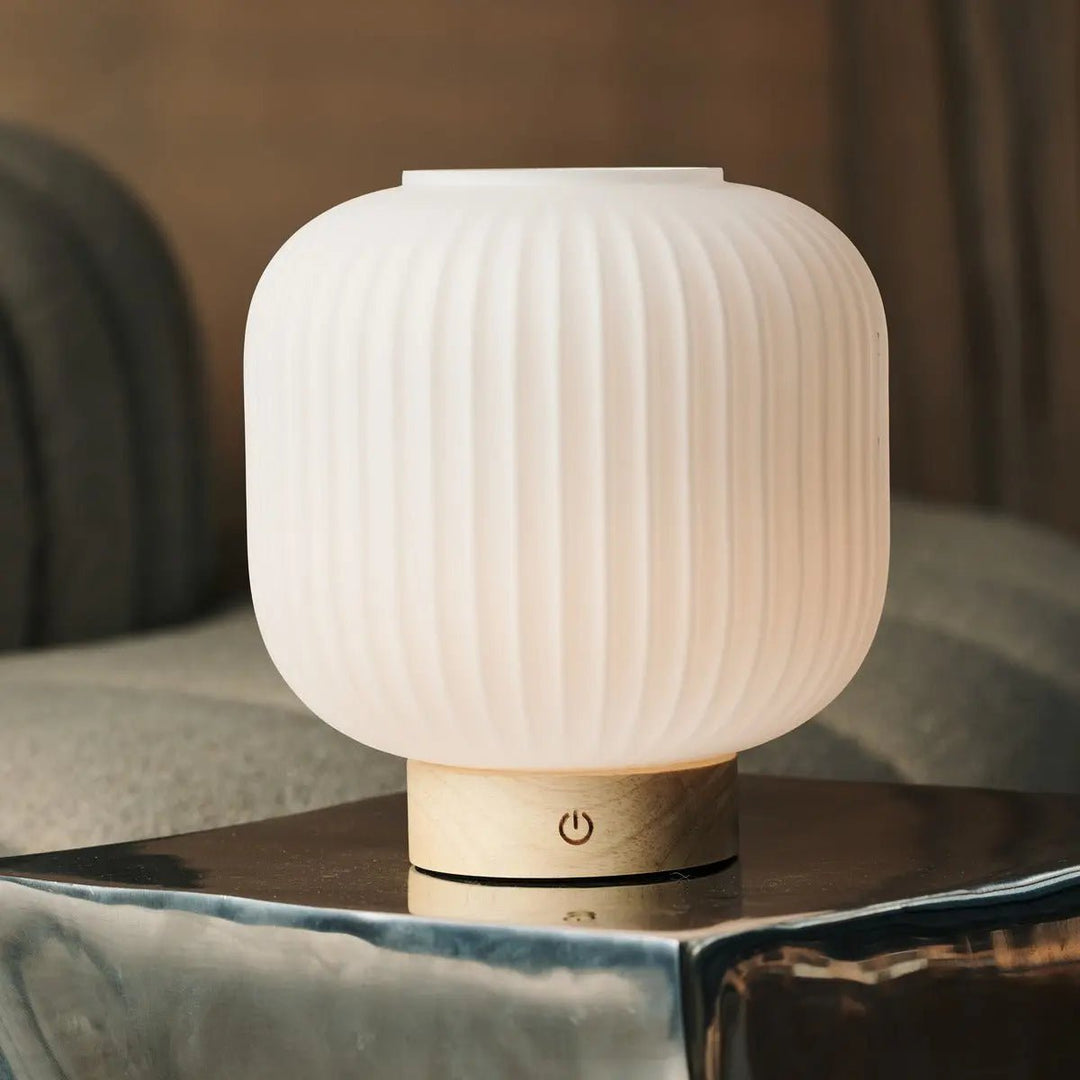 LYLA Unieke oplaadbare lamp - Frosted glas en houten basis, dimable, 3 lichte modi