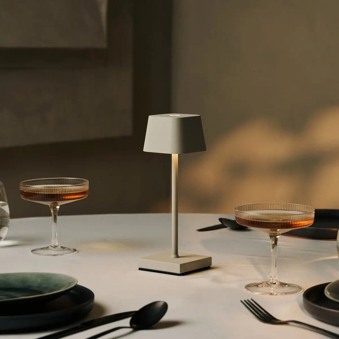 Combi Set Professional-4 X Sarphati Mini Shadow Gray Oplaadbare tafellampen voor gastvrijheid en 1 x Amstel Wireless Lay Station met Qi-Technology-Perfect voor restaurants, gastvrijheid en hotels