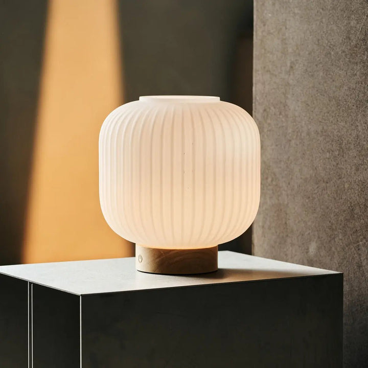 LYLA Unieke oplaadbare lamp - Frosted glas en houten basis, dimable, 3 lichte modi
