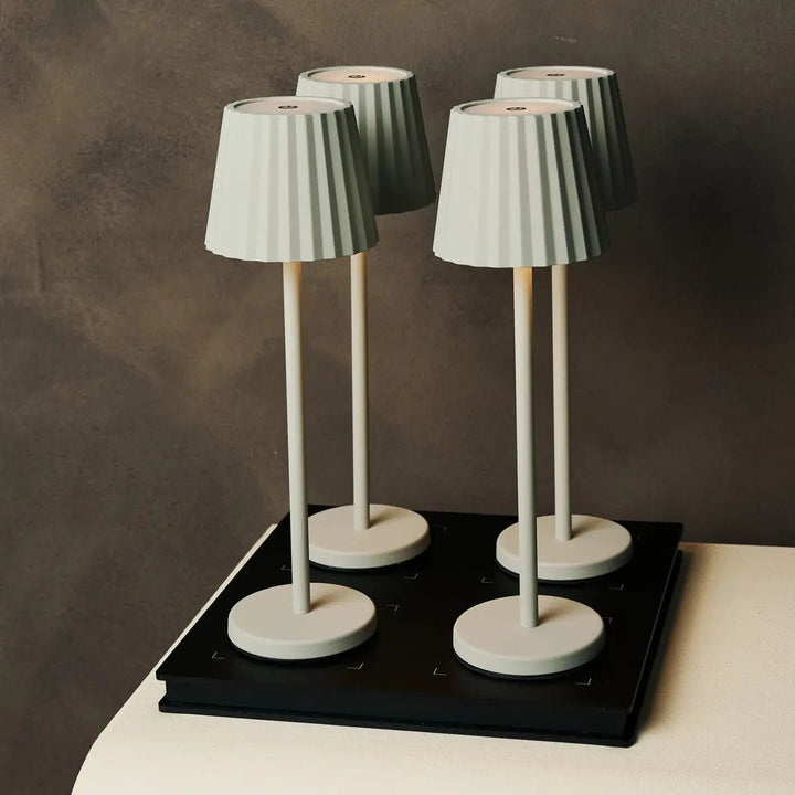 Combi Set Professional-4 X Maya Shadow Gray Oplaadbare tafellampen en 1 x Amstel Wireless Laying Station met Qi-Technology-Perfect voor restaurants, gastvrijheid en hotels
