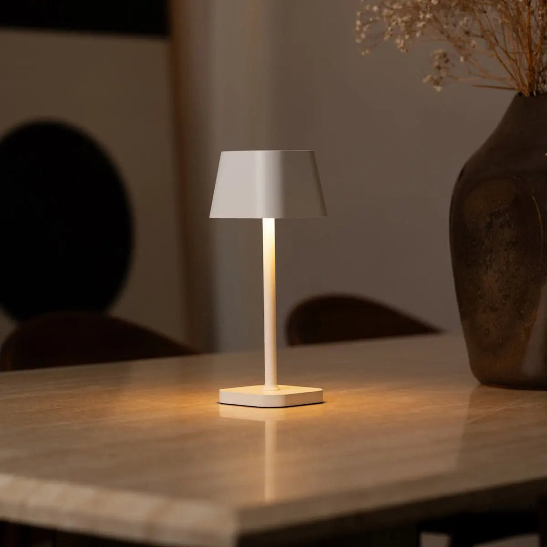 Ava witte oplaadbare tafellamp – stijlvolle, draadloze en dimbare verlichting