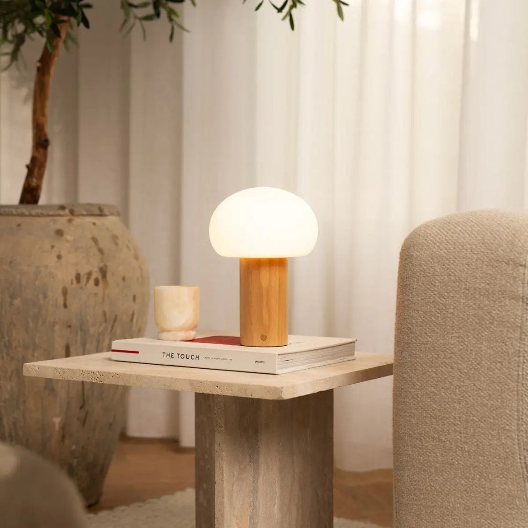 Sam lichtbruine houten tafellamp met glas en oplaadbare batterij | Dimbare en veelzijdige verlichting