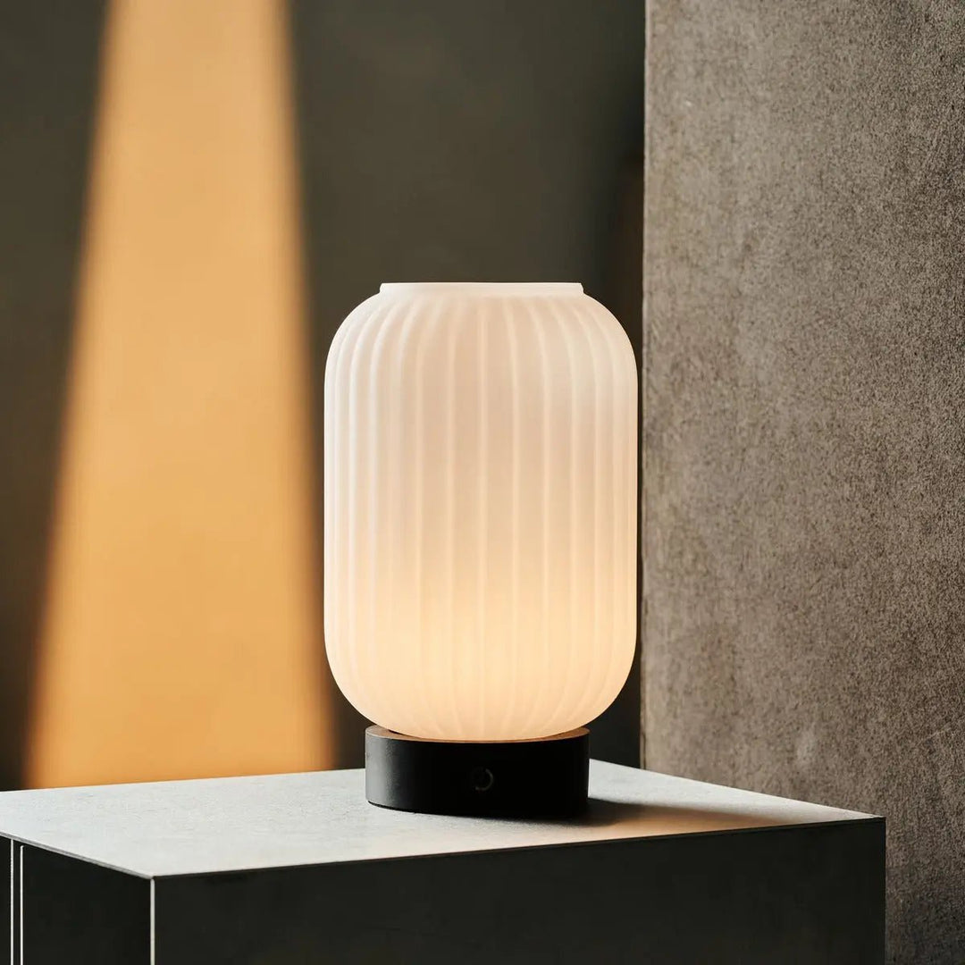 Lilly donkerbruin unieke oplaadbare lamp - matglaslamp, houten basis, dimable, 3 lichte modi
