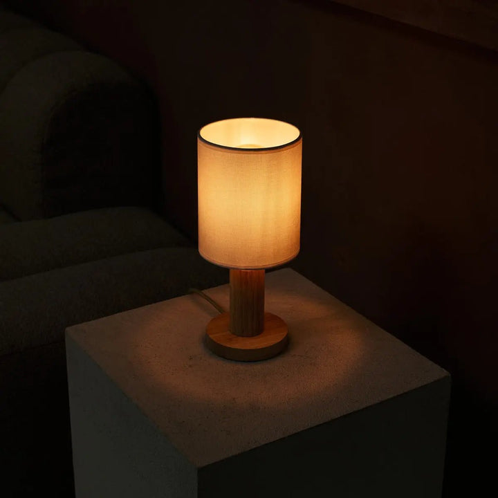 Boris lichtbruine lamp met 2 meter koord - stof schaduwlamp en houten basis