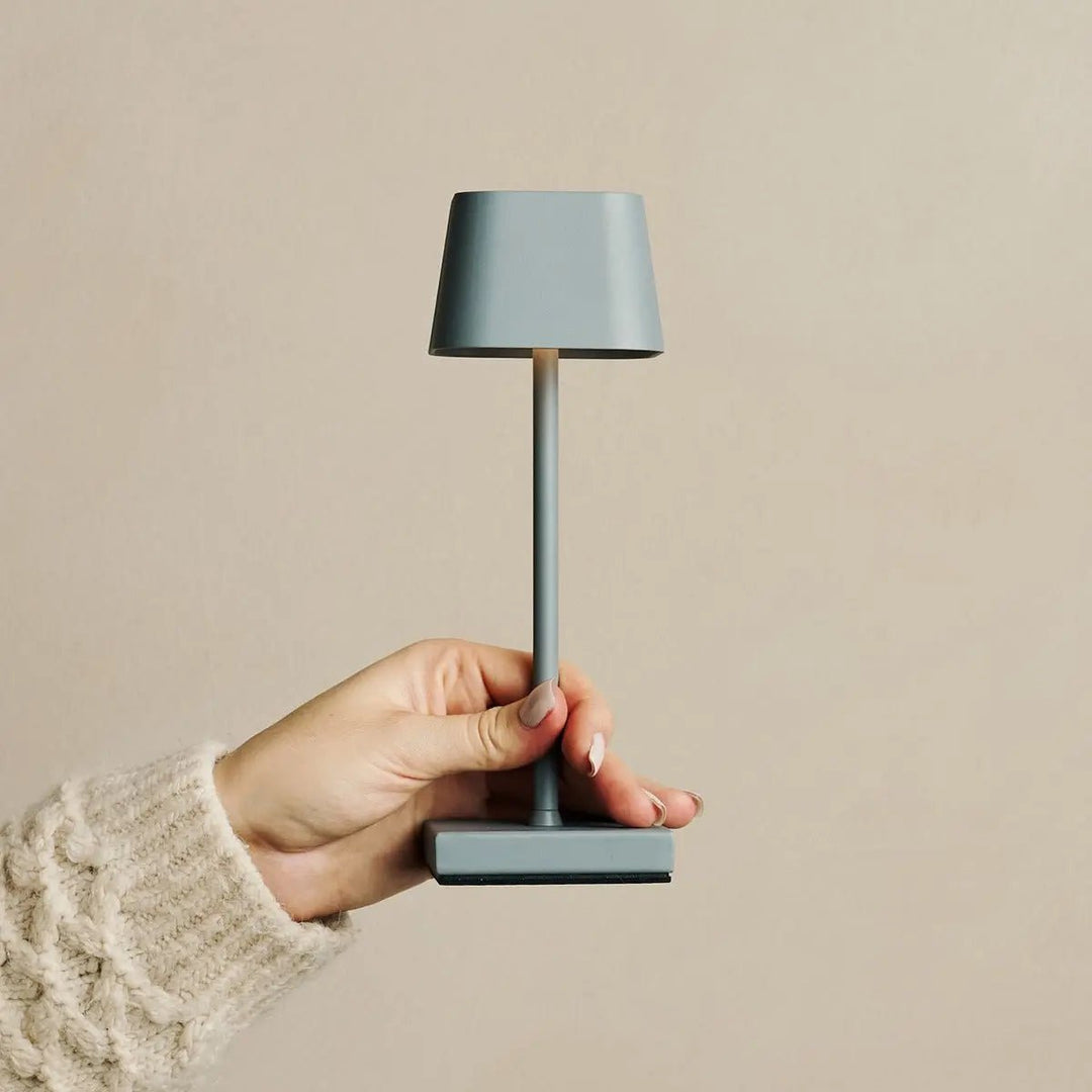 Sarphati Mini Mouse Gray Draadloze tafellamp perfect voor horeca -industrie - Draadloos oplaadbaar via laadstation, dimbare lamp en 3 lichtmodi