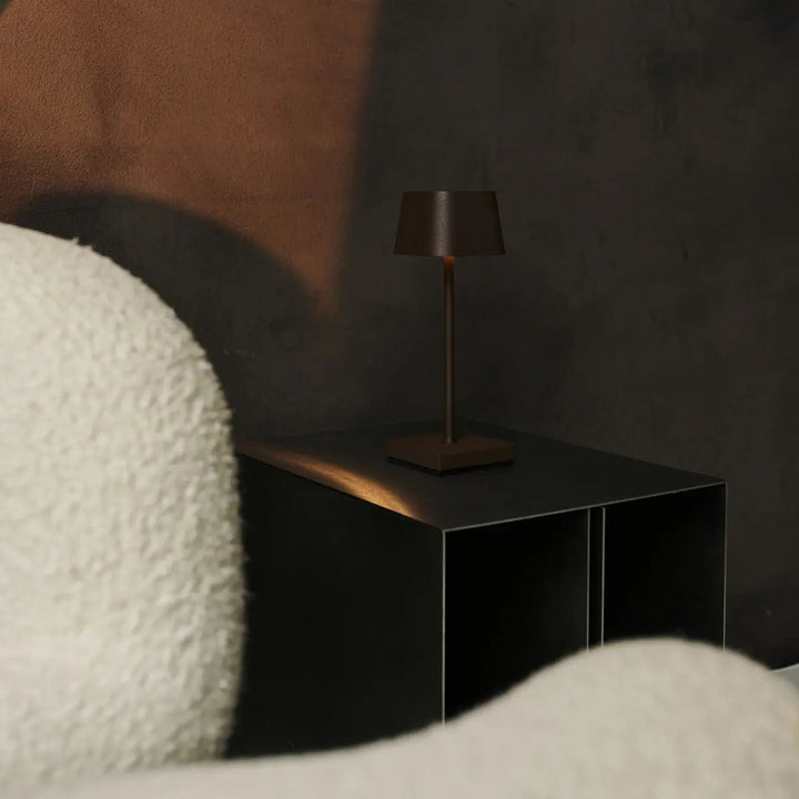 Sarphati Mini Mocha Brown Draadloze tafellamp Perfect voor gastvrijheidsindustrie - Draadloos oplaadbaar via laadstation, dimbare lamp en 3 lichtmodi