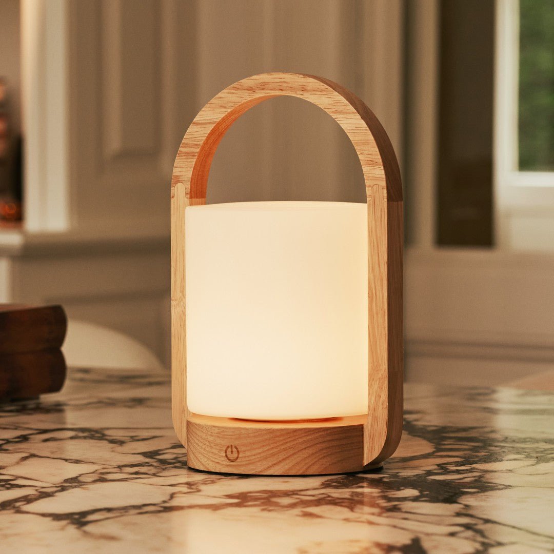 George lichtbruine houten oplaadbare lamp gecombineerd met matglas en een handvat