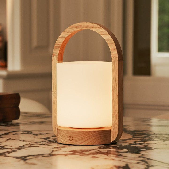George lichtbruine houten oplaadbare lamp gecombineerd met matglas en een handvat