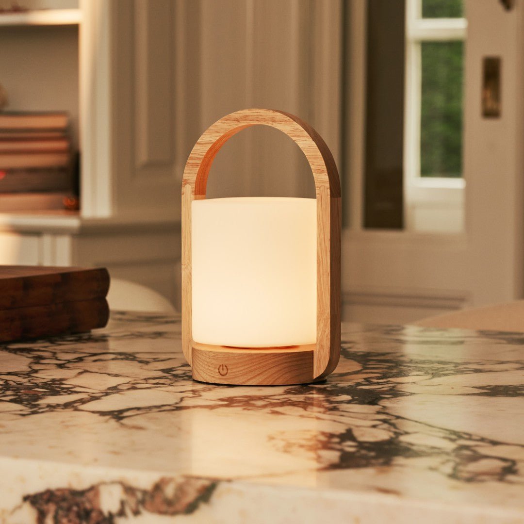 George lichtbruine houten oplaadbare lamp gecombineerd met matglas en een handvat