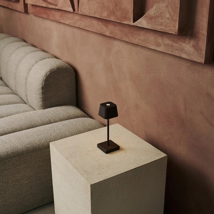 Sarphati Mini Mocha Brown Draadloze tafellamp Perfect voor gastvrijheidsindustrie - Draadloos oplaadbaar via laadstation, dimbare lamp en 3 lichtmodi