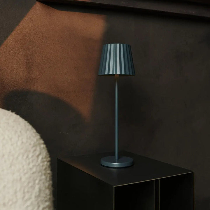 Maya stenen grijs geribbelde tafellamp gemaakt van ijzer - dimbare lamp en 3 lichtmodi, oplaadbaar via draadloos laadstation