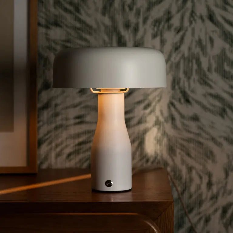Jape witte metalen tafellamp – tijdloos design, warm licht en elegante stijl