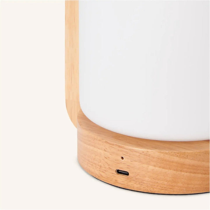 George lichtbruine houten oplaadbare lamp gecombineerd met matglas en een handvat