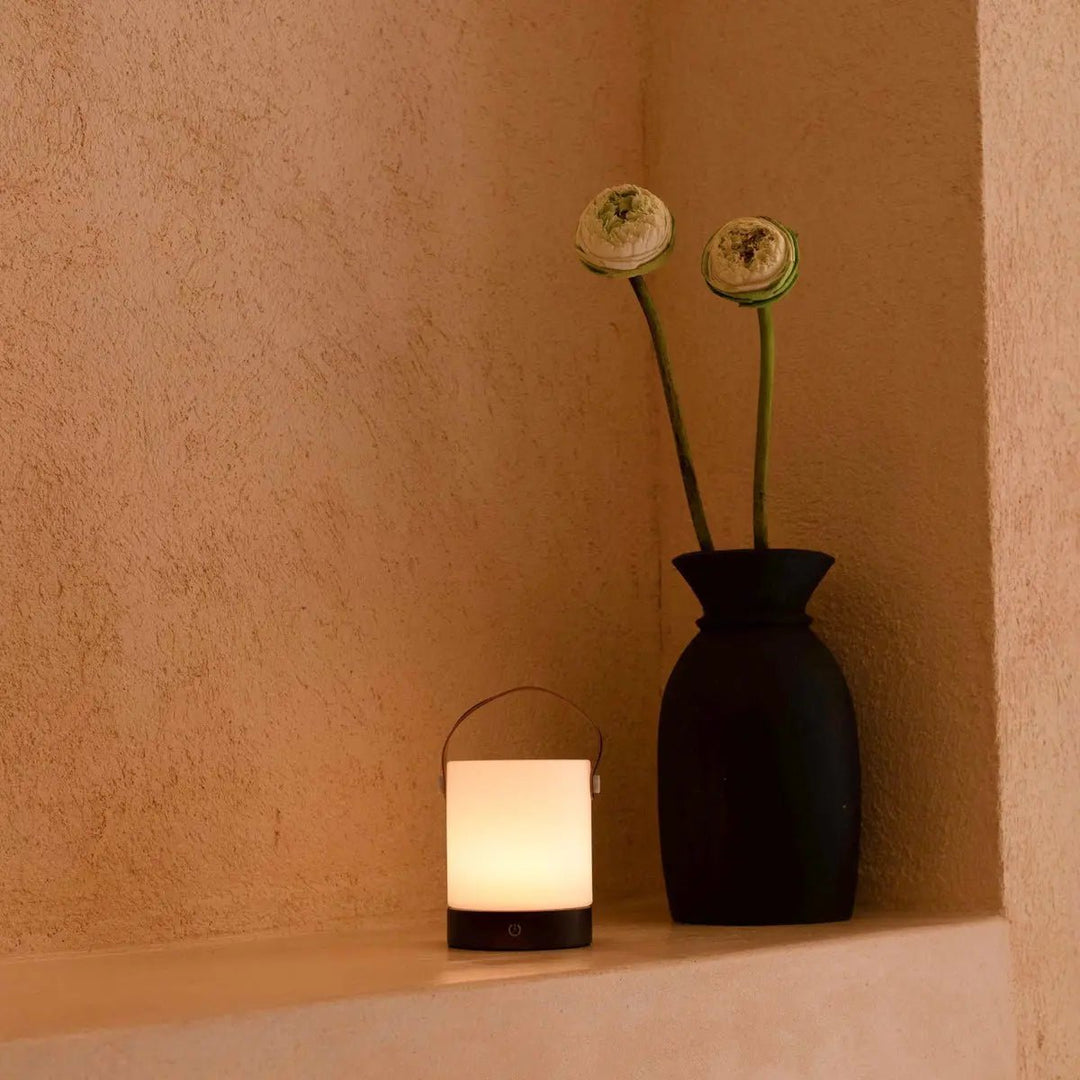 Avery donkerbruine oplaadbare houten tafellamp – draadloos en dimbaar met leren band