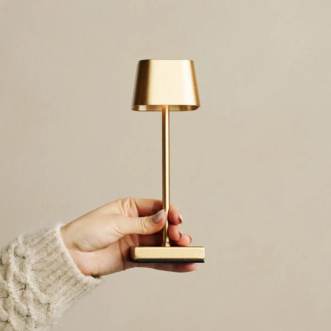 Sarphati Mini Gold draadloze tafellamp perfect voor horeca -industrie - draadloos oplaadbaar via laadstation, dimbare lamp en 3 lichtmodi