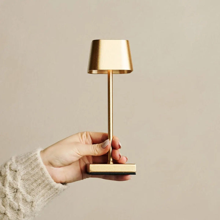 Sarphati Mini Gold draadloze tafellamp perfect voor horeca -industrie - draadloos oplaadbaar via laadstation, dimbare lamp en 3 lichtmodi