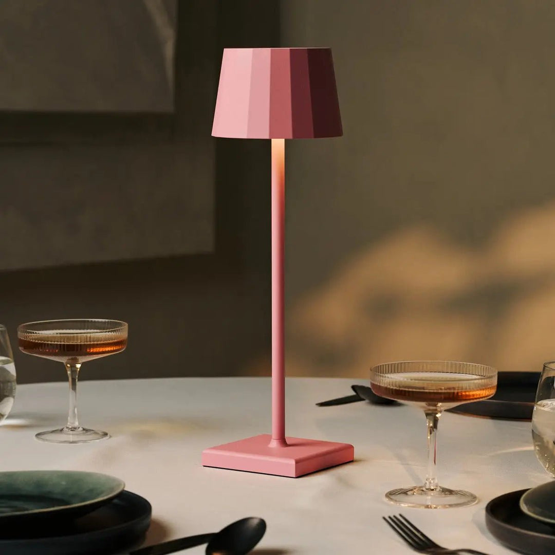 Combi Set Professional-8 x Wouter Flamingo Roze oplaadbare tafellampen & 1 x Central Station draadloos laadstation met Qi-Technology-Perfect voor restaurants, gastvrijheid en hotels