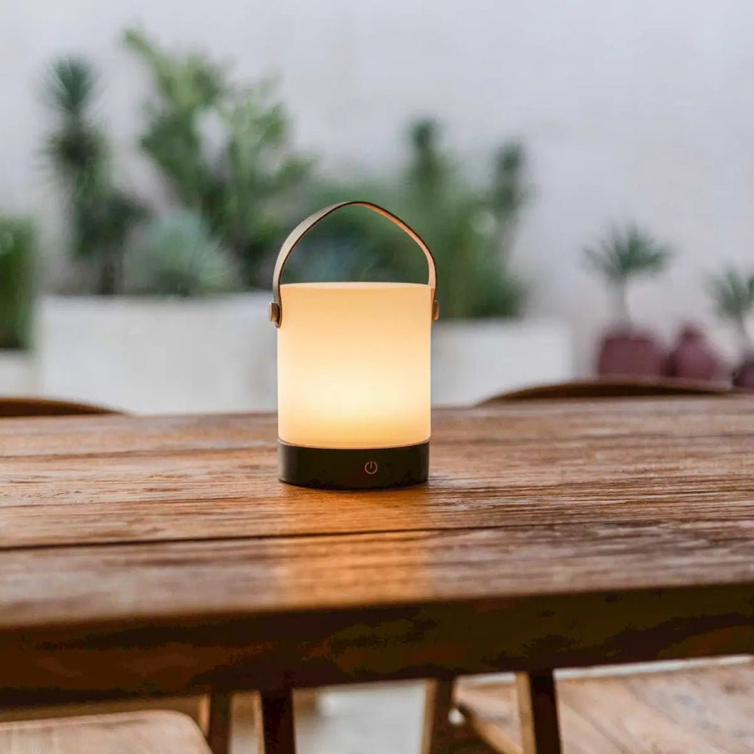 Avery donkerbruine oplaadbare houten tafellamp – draadloos en dimbaar met leren band
