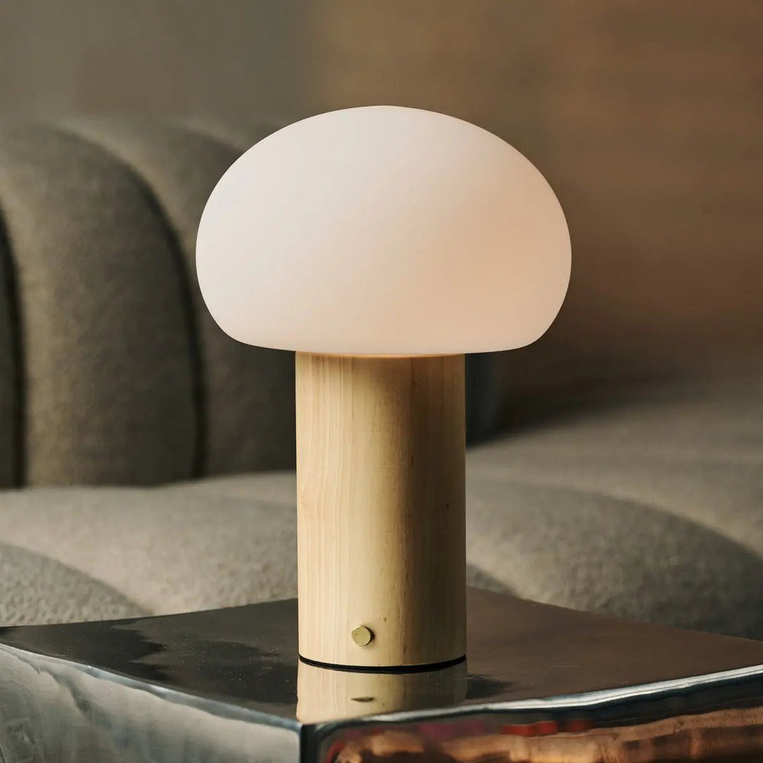 Sam lichtbruine houten tafellamp met glas en oplaadbare batterij | Dimbare en veelzijdige verlichting