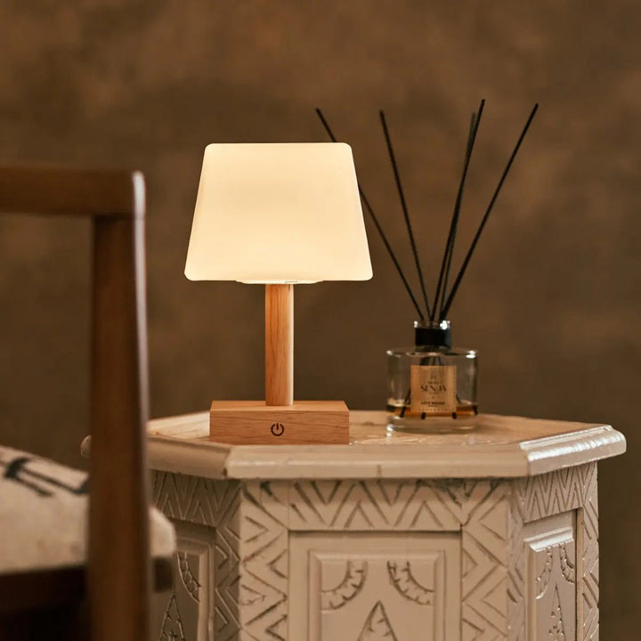 Tommy lichtbruine houten tafellamp met glas - oplaadbare, dimbare lamp, draadloze verlichting