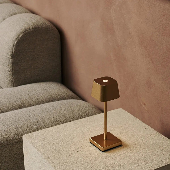 Sarphati Mini Gold draadloze tafellamp perfect voor horeca -industrie - draadloos oplaadbaar via laadstation, dimbare lamp en 3 lichtmodi