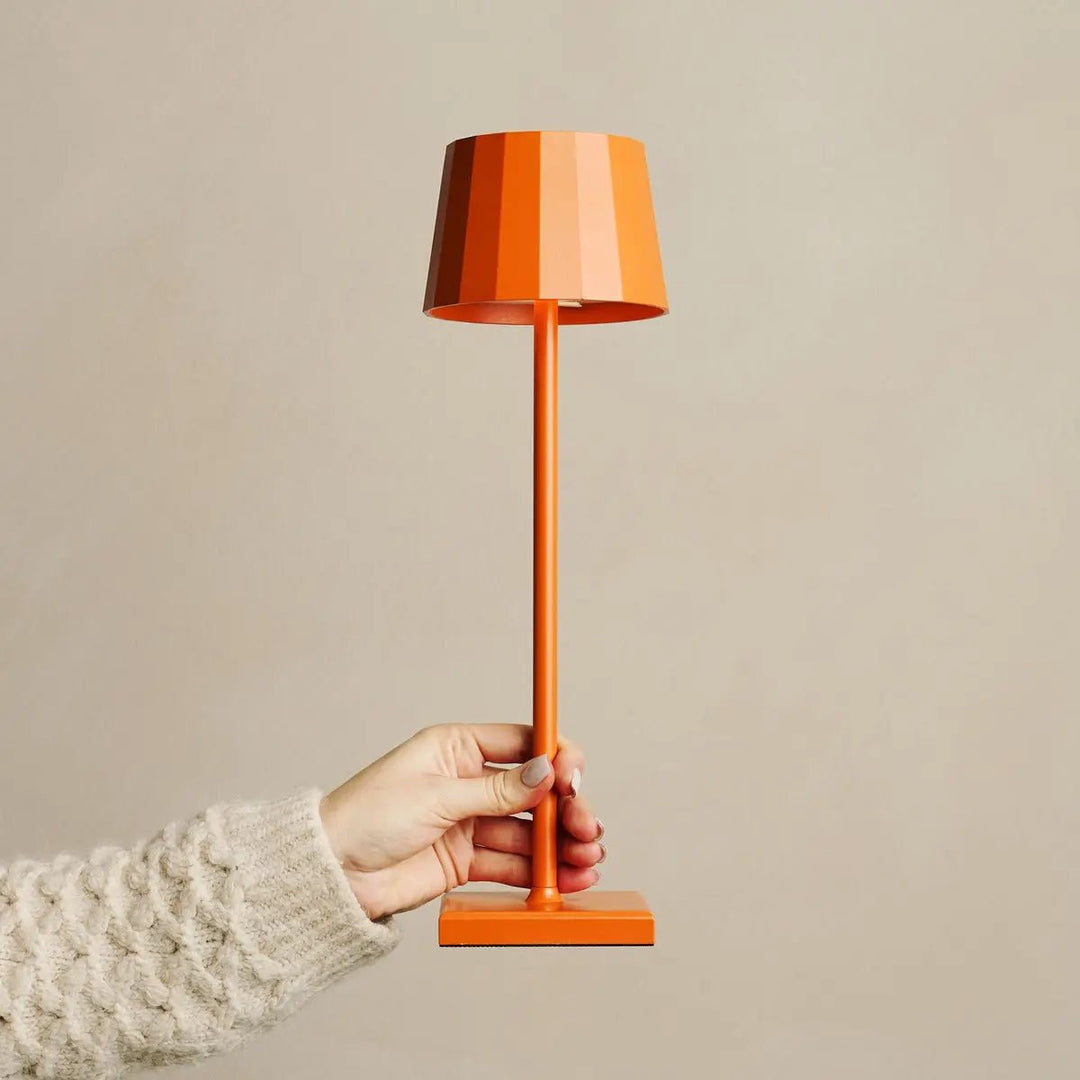Combi Set Professional-8 x Wouter Blossom Orange Oplaadbare tafellampen & 1 x Central Station draadloos oplaadstation met Qi-Technology-Perfect voor restaurants, gastvrijheid en hotels