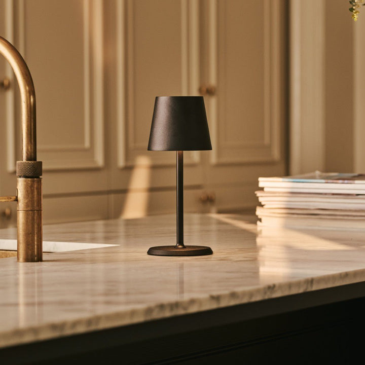 James Black oplaadbare ijzeren tafellamp – draadloos, dimbaar en elegant