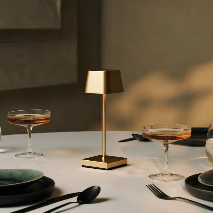Combi Set Professional-8 x Sarphati Mini Gold Oplaadbare tafellampen & 1 x Centraal station Wireless laadstation met Qi-Technology-Perfect voor restaurants, gastvrijheid en hotels