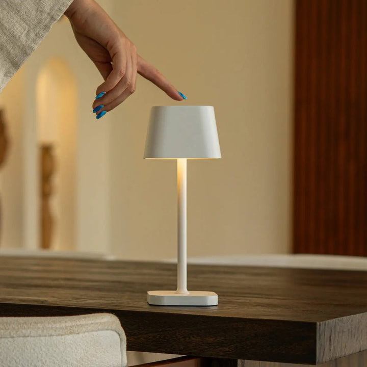 Ava witte oplaadbare tafellamp – stijlvolle, draadloze en dimbare verlichting