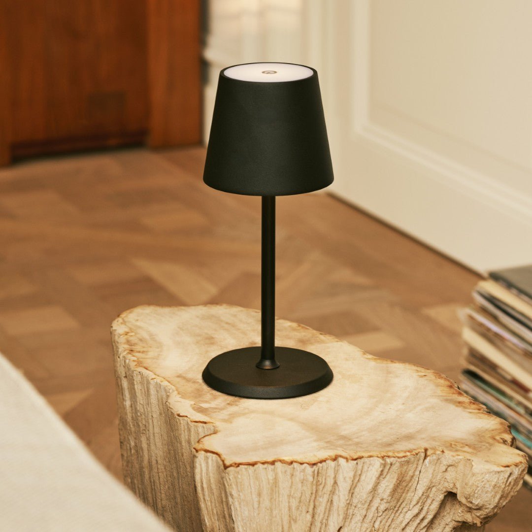 James Black oplaadbare ijzeren tafellamp – draadloos, dimbaar en elegant