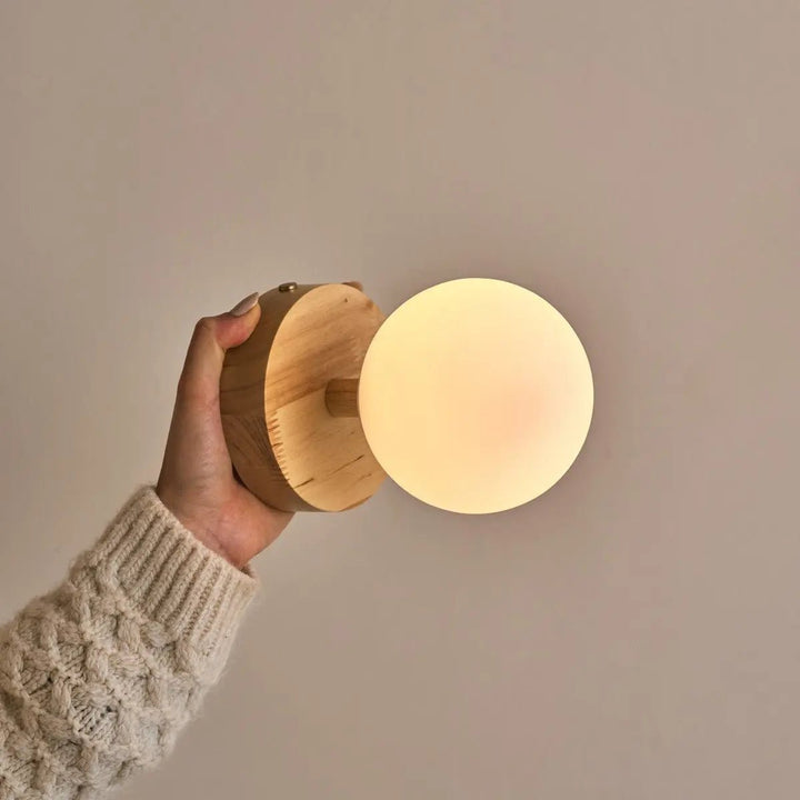 Richella lichtbruin houten en glazen wandlicht - oplaadbaar en draadloos