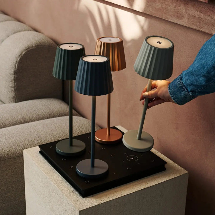 Maya stenen grijs geribbelde tafellamp gemaakt van ijzer - dimbare lamp en 3 lichtmodi, oplaadbaar via draadloos laadstation