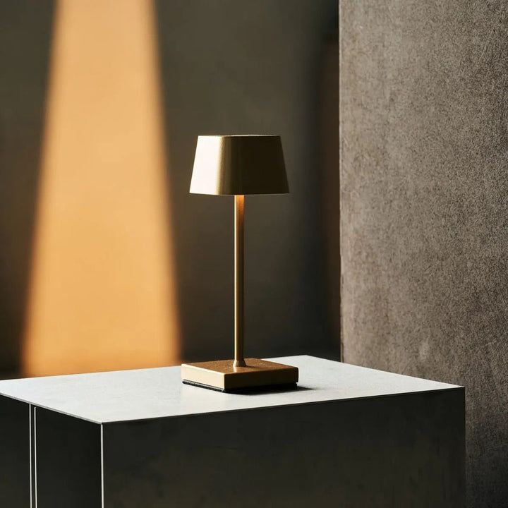 Sarphati Mini Gold draadloze tafellamp perfect voor horeca -industrie - draadloos oplaadbaar via laadstation, dimbare lamp en 3 lichtmodi
