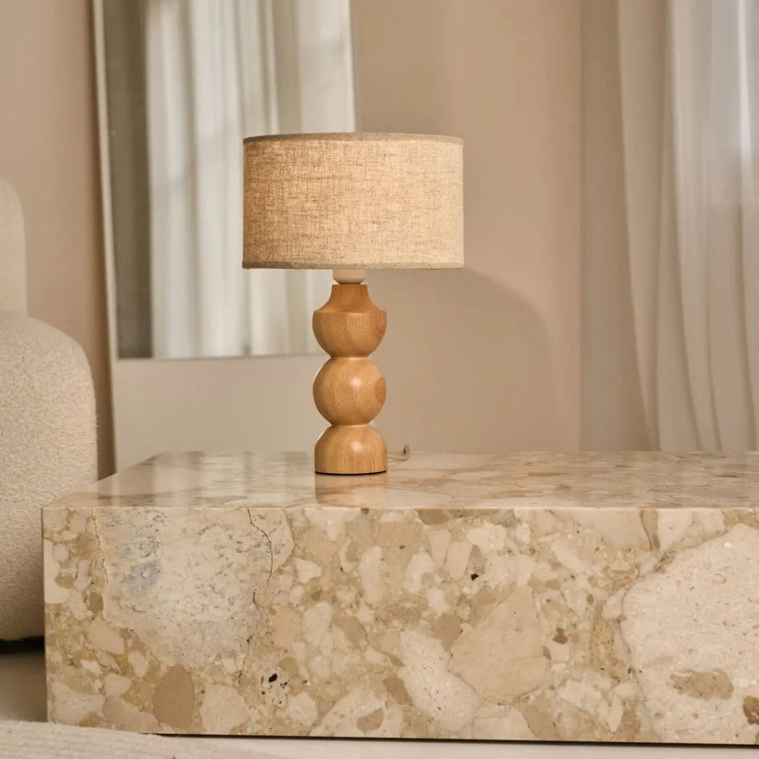 Oliver lichtbruine houten lamp met beige schaduw | Elegant geometrisch ontwerp voor uw huis