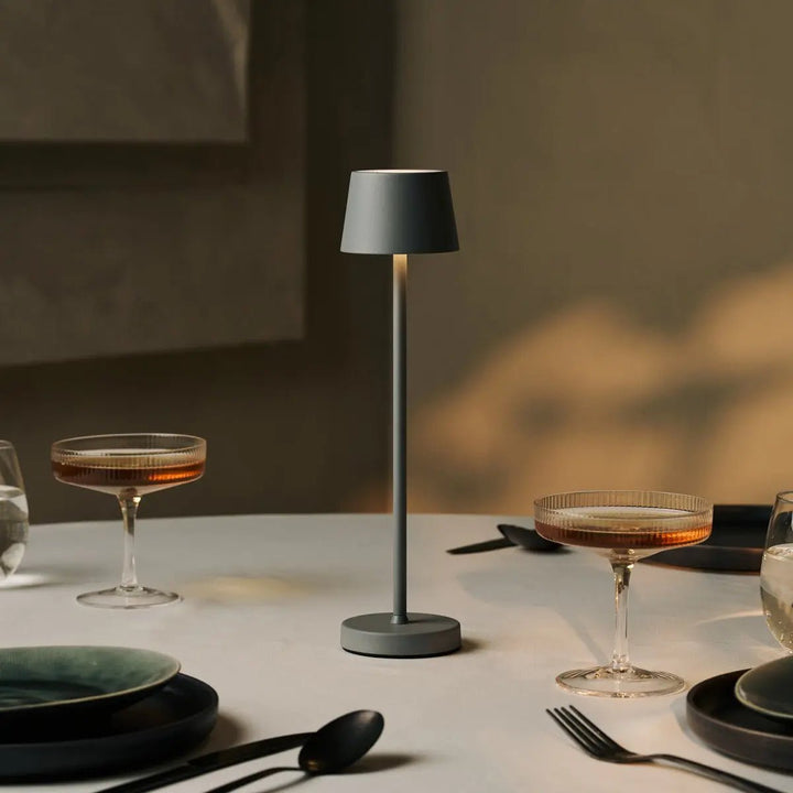 Combi Set Professional – 4 x Vondel Mini Mouse Grey Rechargeable Table Lamps & 1 x Amstel Wireless Charging Station with Q1-Technology – Perfect for Restaurants, Hospitality & Hotels