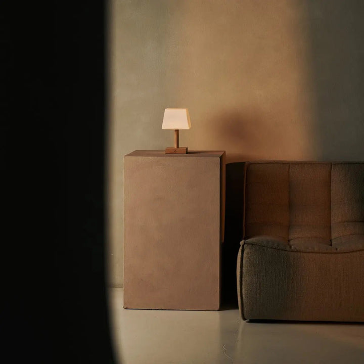 Tommy lichtbruine houten tafellamp met glas - oplaadbare, dimbare lamp, draadloze verlichting