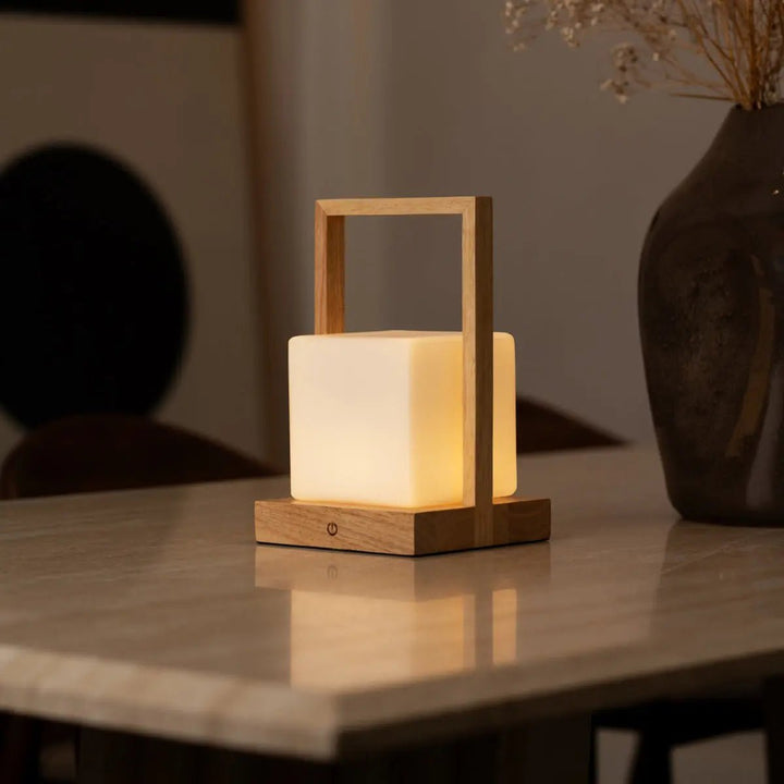 Noah lichtbruine houten oplaadbare tafellamp met glas en houten handgreep
