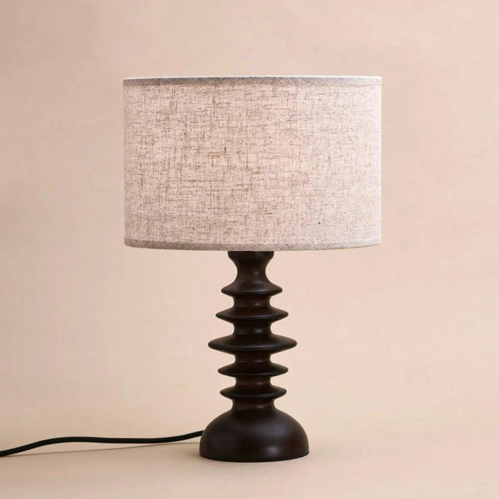 Bodhi donkerbruine houten lamp met beige lampenkap – elegante verlichting voor elke kamer