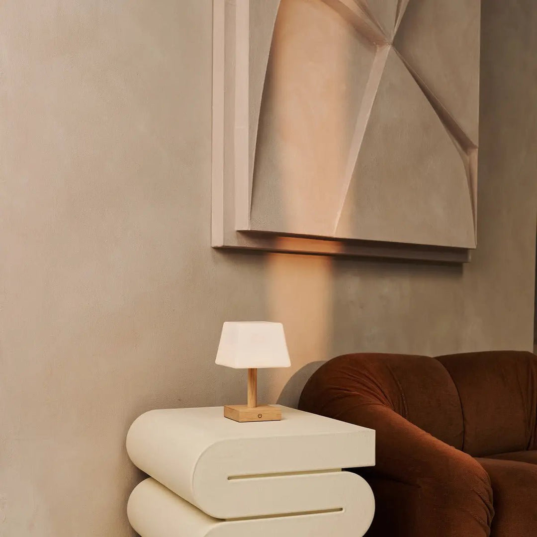 Tommy lichtbruine houten tafellamp met glas - oplaadbare, dimbare lamp, draadloze verlichting
