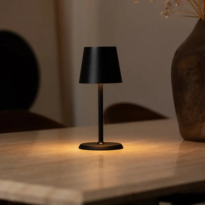 James Black oplaadbare ijzeren tafellamp – draadloos, dimbaar en elegant