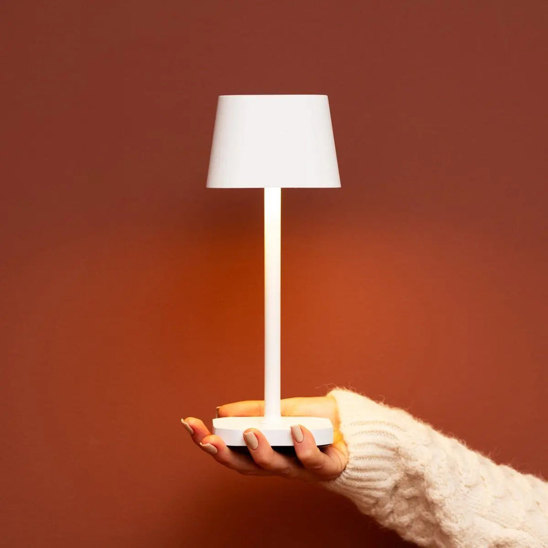 Ava witte oplaadbare tafellamp – stijlvolle, draadloze en dimbare verlichting